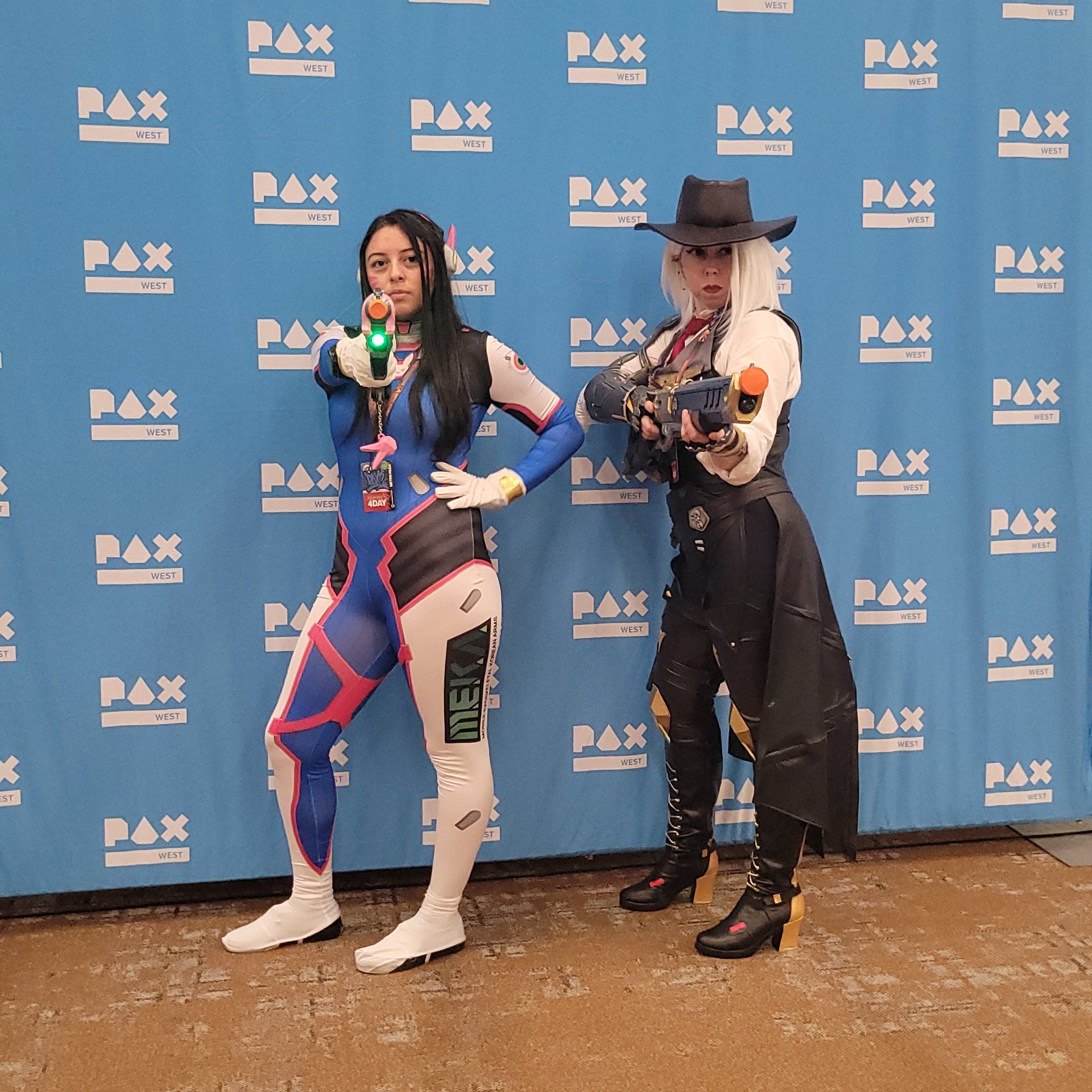 Ashe cosplay next to D.Va cosplay