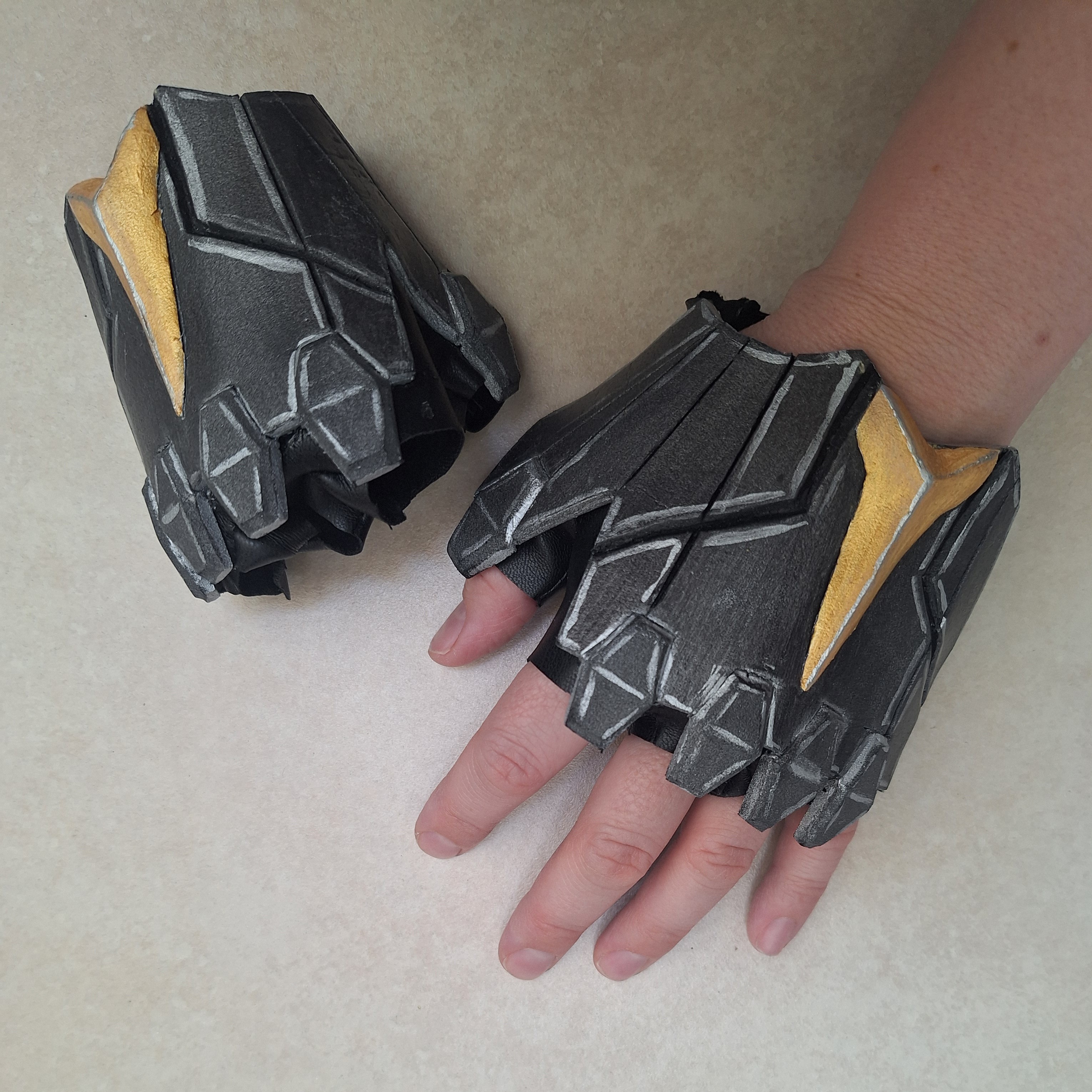Ashe's gloves