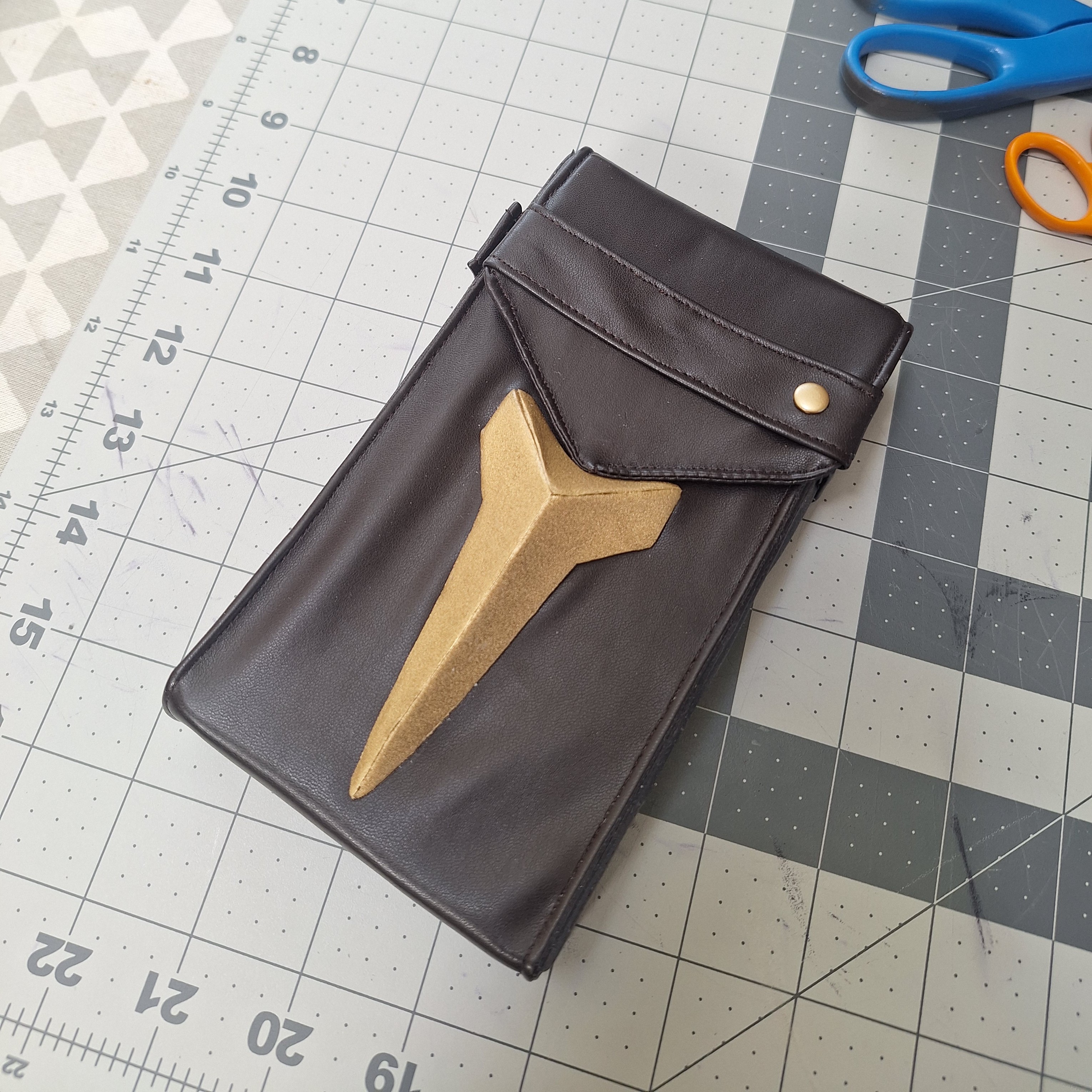Self-drafted phone pouch